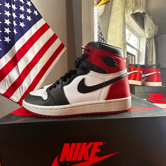 WMNS AIR JORDAN 1 HIGH OG size 7.5 black/black-white-varsity red - Picture 4 of 5